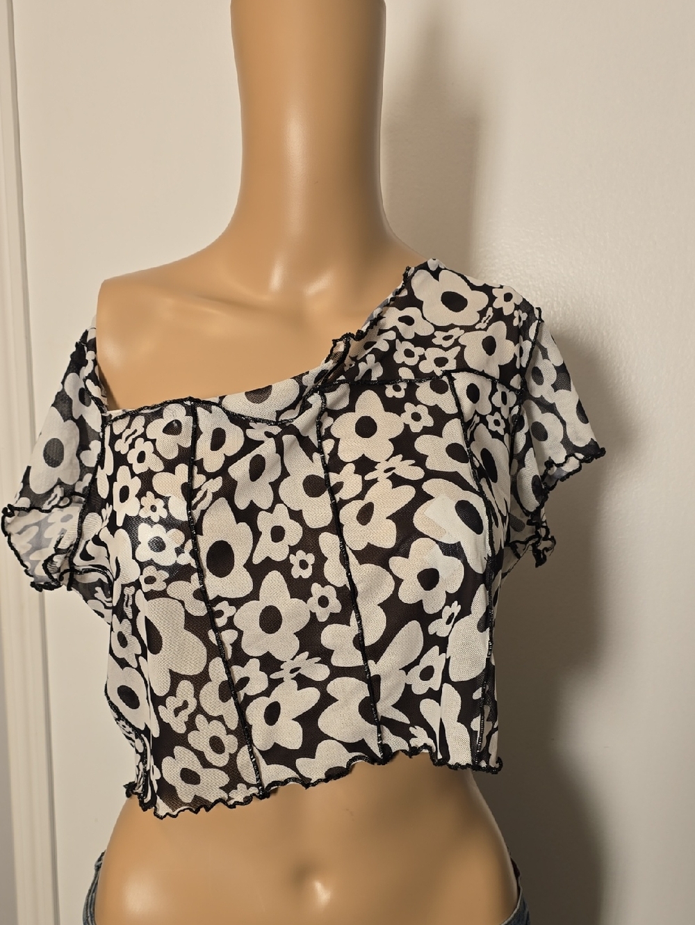 Black & White Mesh Floral Ruffle Crop Top -s